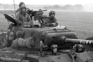 手榴弹扔进炮管和坦克驾驶室里真的能做到吗?-波若密