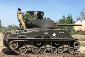 谢尔曼坦克炮塔后侧怎么还配有一个机枪位?-波若密