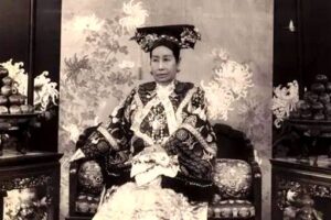 慈禧太后为什么能稳固掌权 真的无人能动摇吗-波若密