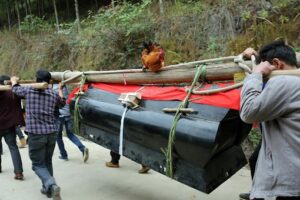 古代人下葬过程中棺材为什么不能落地-波若密