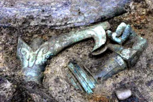 三星堆遗址新发现:三星堆面具发现耳洞?古蜀人也打耳洞吗?-波若密