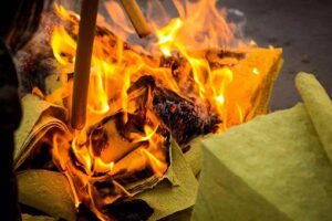 人死后一般会给谁托梦-波若密