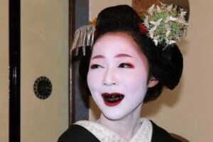 日本古代女人的牙齿为什么是黑色的-波若密